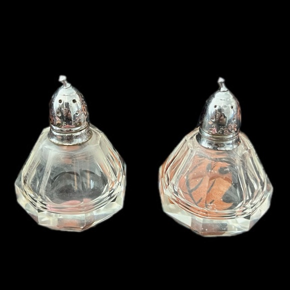 Vintage Faceted Glass Salt and Pepper Shakers 1950 Silver Metal Lids Retro Decor - Picture 1 of 6